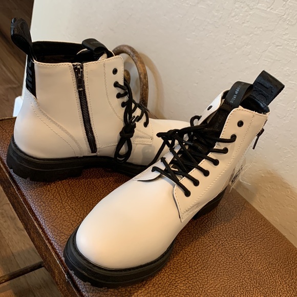 Brand New Rare Steve Madden Monstro White Leather Chic Boot Black Soles& Strings - Picture 8 of 8